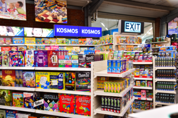 Regal mit Spielen von Kosmos und EXIT